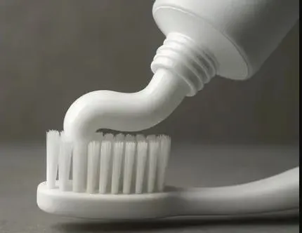 معجون اسنان صورة معجون اسنان يضخ كمية من المعجون فوق فرشاة