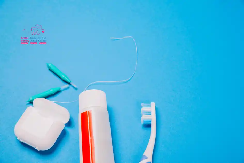 صورة تظهر فرشاة اسنان وبجوارها خيط الأسنان 