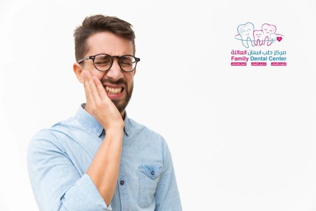 شخص يعاني من الم ويبحث عن احسن علاج لالم الاسنان